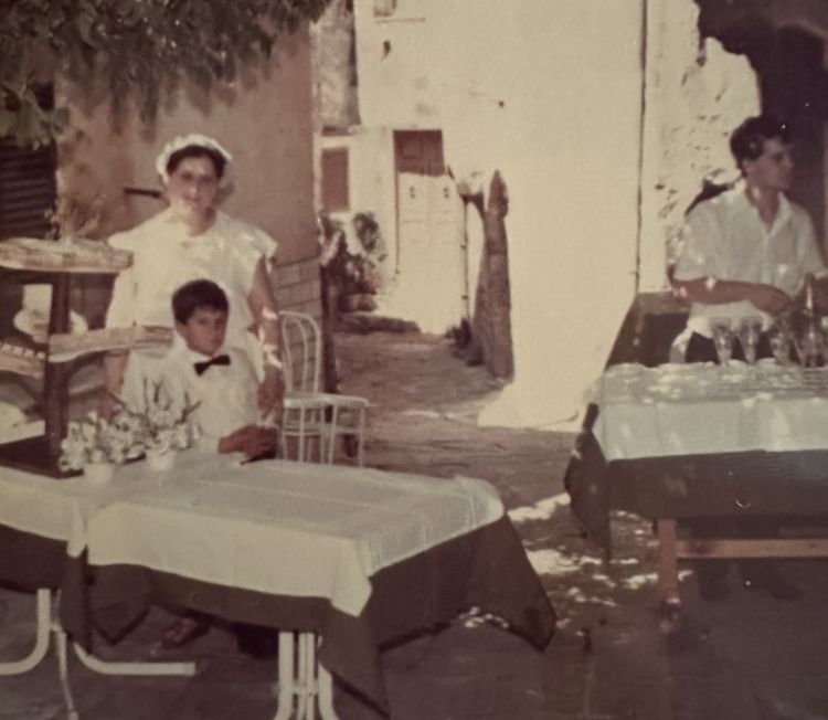 Andrea con mamma Valeria, era il 1987. A destra si vede anche Pierluigi Nesti, entrato al da Caino l'anno prima, oggi è a capo della sala