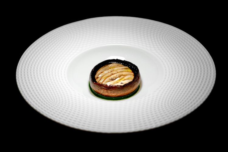 Fantastico questo Fungo Portobello, salsa al prezzemolo, mirtillo e acetosella, l’aroma del fungo e quello del sottobosco. Il Portobello dà soprattutto texture con la propria carnosità, poi lo chef vi concentra profumi e sapori. A parte (vedi sotto), il complemento di acetosella più mirtilli, a pulire. Il sommelier Luca Enzo Bertè, molto bravo, abbina un mocktail che è un twist analcolico sul Gin Fizz, quindi acqua tonica con sciroppo di limone e nuances di funghi shiitake in osmosi. Foto Tanio Liotta