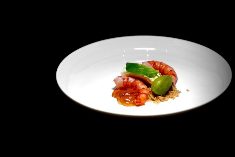 Gamberi rossi di Mazara del Vallo, spuma all’olio extravergine d’oliva, cialda di amaranto, foglia ostrica, gel di ibisco e sorbetto al prezzemolo (2014). Il gambero è scottato solo da una parte, gioco di consistenze crudo-cotto. È un piatto che in realtà nasce già al Trussardi, già almeno nel 2008 c'era un Gamberi rossi di Sicilia crudi e cotti, gelatina di crostacei, gelato di barbabietola, amaranto croccante e crema d’olio che ne è chiaramente progenitore, s'avverte che son passati quasi vent'anni (non perché il piatto non sia centrato, ma perché è concettualmente ormai diventato mainstream, il successo e l'imitazione l'hanno banalizzato)