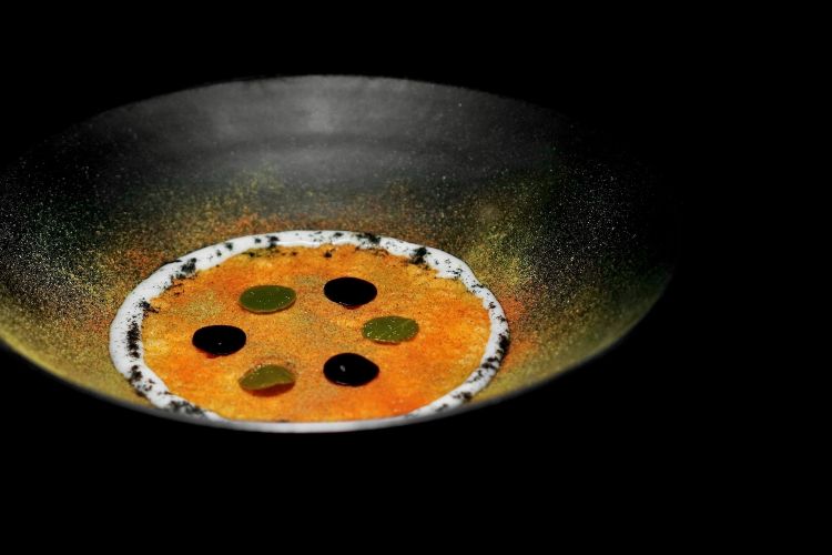 Risotto alla pizzaiola con acqua di fiordilatte (2016): il riso è cotto nell’acqua di governo del fiordilatte e mantecato con crema di fiordilatte, alla base crema di taggiasche, sopra polvere di capperi, origano e pomodoro, la crema di fiordilatte fa da cornicione come fosse una pizza, poi dischi di foglia di capperi e di gel di capperi. Anche questa impostazione è stata molto copiata nel tempo. Berton ha evoluto l'idea di questo risotto da un "camouflage" al richiamo alla pizza