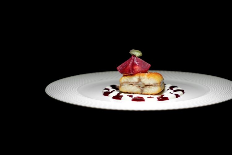 Anguilla arrosto, barbabietola e yogurt (2015), buonissimo: anguilla grigliata, salsa di yogurt e barbabietola, raviolo di barbabietola, foglia di nasturzio, a parte s'accompagna il pane sfogliato alle taggiasche