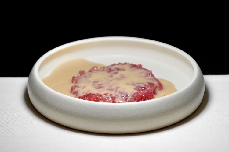 Pecora Brogna iodata: tartare di pecora Brogna della Lessinia, salsa fatta con riduzione di vino bianco, scalogno, Sherry e panna ed emulsionata al burro nocciola e ostrica