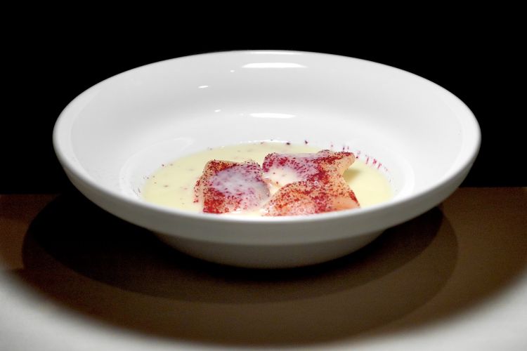 Ravioli di latte, salmerino affumicato e ibisco: ravioli di pasta di manioca farciti di besciamella neutra, carpaccio di salmerino affumicato, polvere di ibisco, brodo di burro profumato al limone