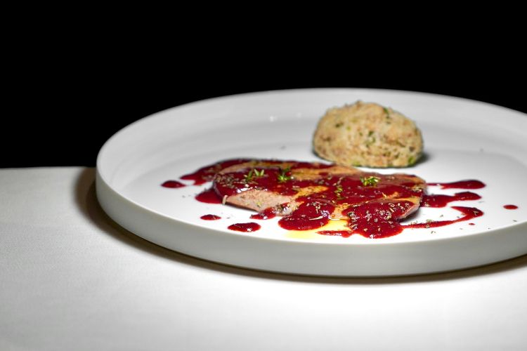 Scaloppina di garronese veneta alla pizzaiola di lampone: polpa grassa di garronese veneta (taglio reale) marinata, affettata sottile e servita cruda, ricoperta di salsa marinara (acciuga, cappero, pomodoro disidratato, polvere di origano) al lampone, pancotto di pane integrale, olive passite e dragoncello