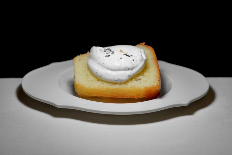 "Pandolio" al limone: babà (inzuppato in sciroppo al limone del Garda e miele) con impasto all’olio a forma di pandoro, bagnato con limoncello del Garda a crudo, olio extravergine del Garda e chantilly allo zafferano della Lessinia