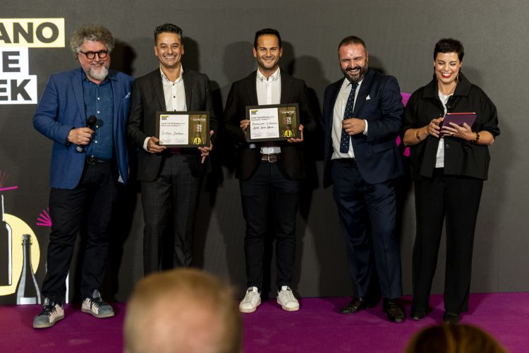 Da sinistra, Andrea Grignaffini, al centro i premiati delle due insegne tre stelle Michelin, Enoteca Pinchiorri e St. Hubertus, Federico Gordini, ideatore e presidente della Milano Wine Week, Francesca Barberini, che ha presentato l'evento
