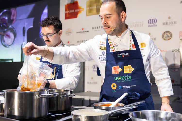 Andrea Impero, chef del ristorante Elementi Fine Dining presso Borgobrufa Spa Resort a Torgiano (Perugia) ha presentato a Identità Umbria la Capra facciuta con roverella, rosa canina e pomodoro cesarino