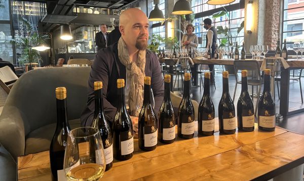 Andrea Moser con i vini della linea Selezioni
