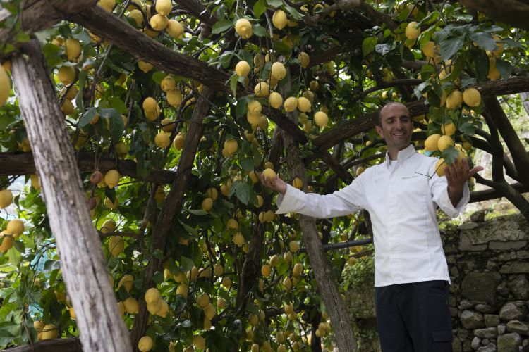 Andrea Pansa nella limonaia di Villa Paradiso
