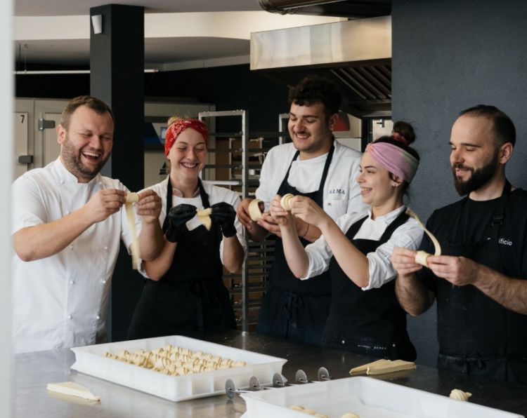 Andrea Poli a lavoro con la sua squadra. Foto dall