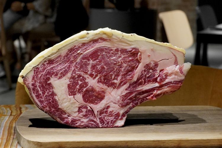 Arriva la nostra carne che andrà sulla brace: un Cuore di costata scalzata Black Angus Nebraska ultra marezzato, grass fed, frollato almeno 60 giorni