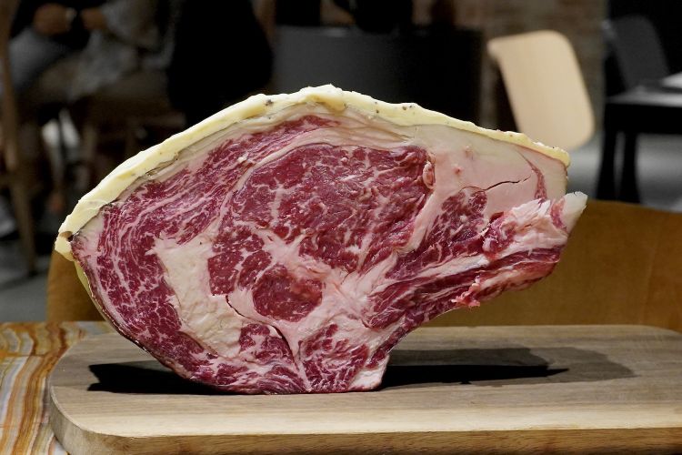 Arriva la nostra carne che andrà sulla brace: un Cuore di costata scalzata Black Angus Nebraska ultra marezzato, grass fed, frollato almeno 60 giorni
