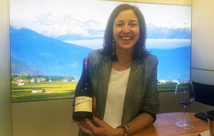 Alexandra Erlacher mostra il Peter 1893 di Cantina Andriano
