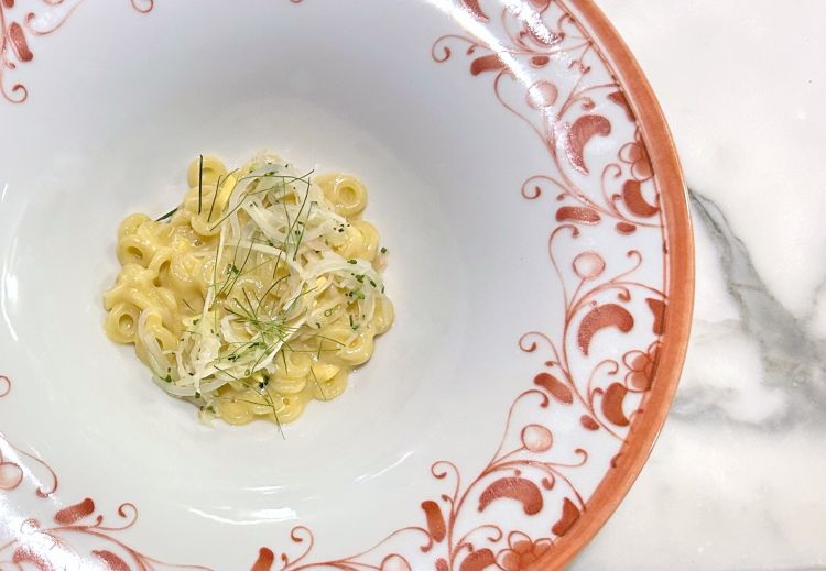 Anelletti con lupini, zenzero e foglie di combava: