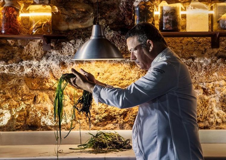 Ángel León al lavoro nel suo ristorante Aponient