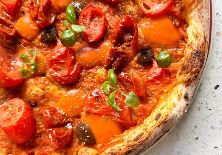 Angelina, con crema di pomodori datterini arrostiti, pomodorini del piennolo del Vesuvio Dop rossi, pomodorini ciliegini semi-dry rossi, crema di pomodoro san marzano Dop affumicato, aglio nero fermentato, origano di montagna, germogli di basilico fresco