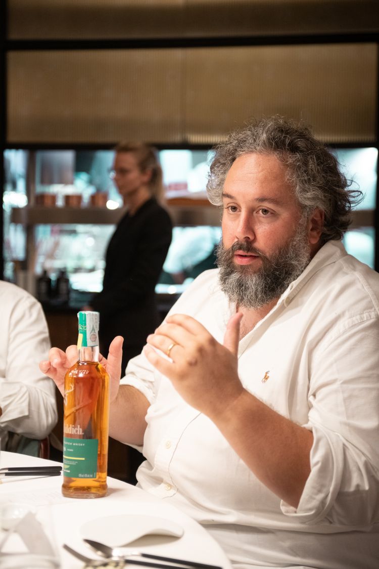 Angelo Canessa, mixology manager di Velier, ha diretto il pairing con i piatti dello chef Lorenzo Sacchi, illustrando le note e le caratteristiche di Glenfiddich e dell'edizione speciale 16 anni