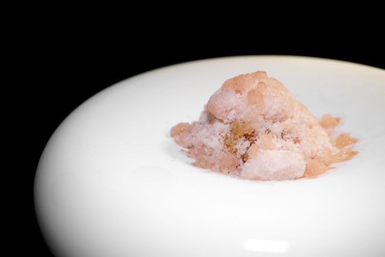 Datteri, ricci di mare e granita al pompelmo rosa. Molto buono, forse la granita è persin troppo fredda e rende al primo impatto più ostica la percezione dei sapori
