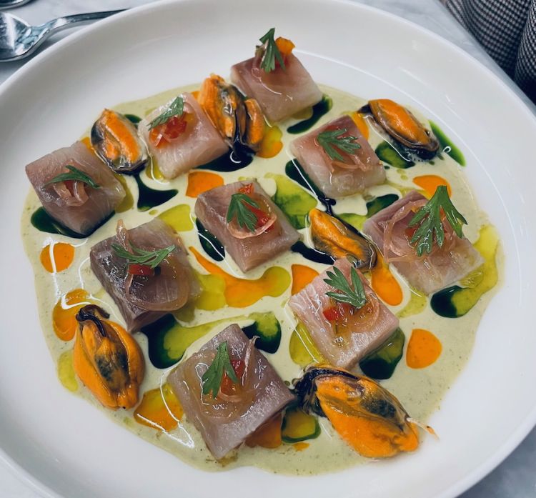 Ceviche di muggine, cozze alla brace, leche de tigre e vaniglia