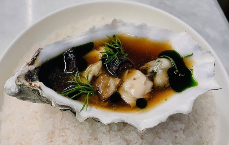 Ostrica alla brace, funghi e vinacce