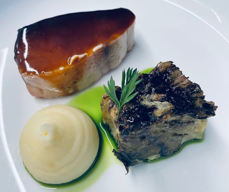 Aguglia frollata cotta alla brace e fondo bruno di mare