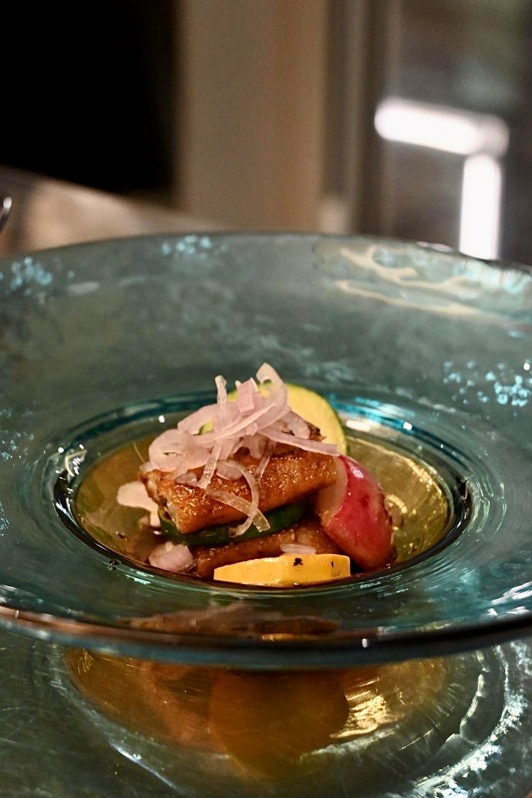 Anguilla kuwayaki, zucchine, ravanelli, pepe giapponese e nigiri di cachi