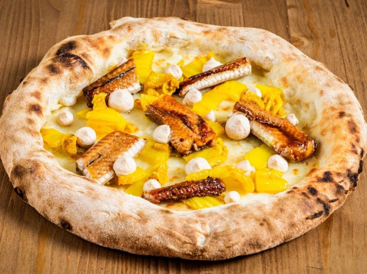 Anguilla laccata, con fiordilatte, anguilla laccata, cavolo cinese saltato e kimchi d’albicocca