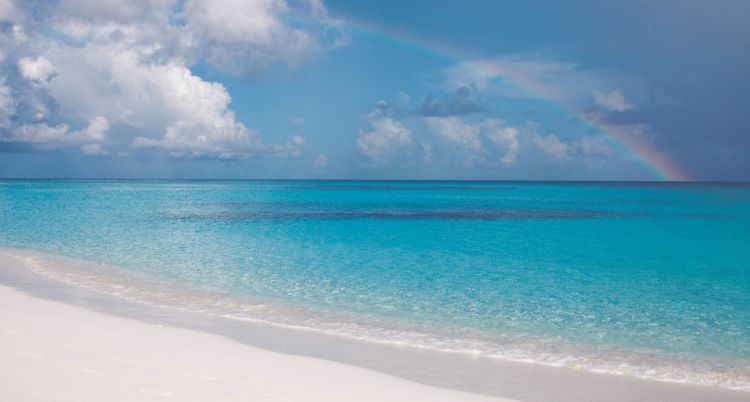 Un arcobaleno su una delle splendide spiagge di An