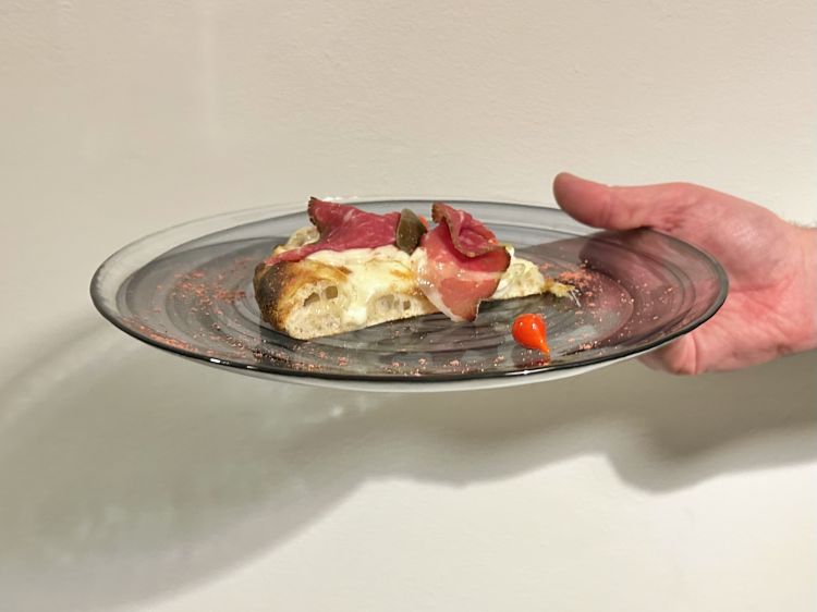 Angus tonnato: fiordilatte, angus, salsa tonnata, sedano croccante, foglie di cappero, polvere di lampone, lacrime di peperoncino