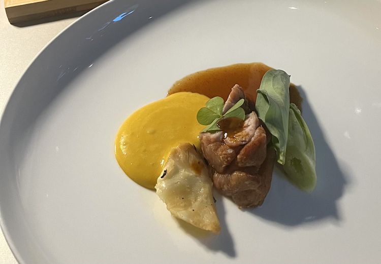 Animella di vitello, salsa bernese al caffè e ricci di mare
