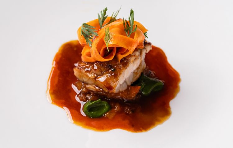 Animella di vitello, albicocca glassata, succo di carote e scorza nera