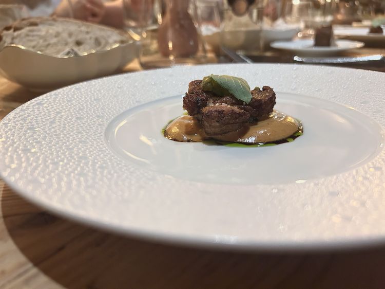 Animella di vitello: animella nappata nel burro alla brace su pentola di ghisa, gremolada di cetriolini e pomodoro verde, spuma di salsa Choron