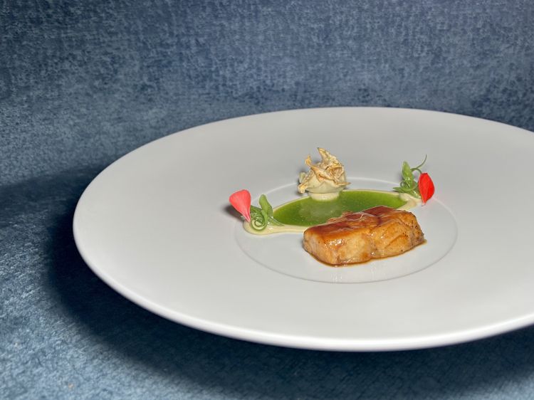 Animella di vitello in limone di Amalfi, carciofi e shiso verde: animella di vitello cotta alla brace nel limone di Amalfi, essenza al limone, zest di limoni, carciofi fritti, carciofi arrostiti, crema di carciofi, vinaigrette di shiso verde. Protagonisti sono il condimento allo shiso e il carciofo, oltre alla citricità del limone
