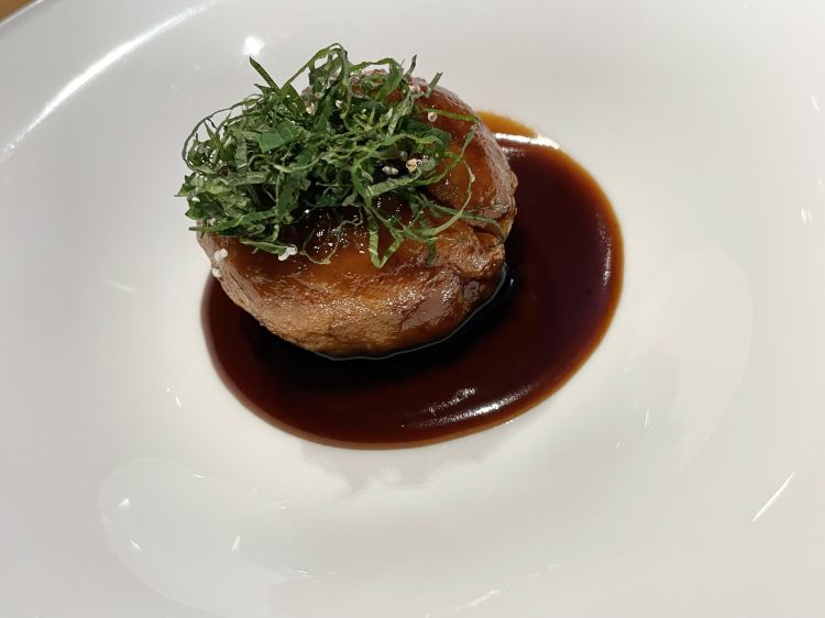 Animella, salsa al tamarindo e foglia di shiso. Dal filetto iniziale alla frattaglia per eccellenza: una ris de veau, l’animella, di cuore e non di gola, per lasciarla esprimersi al massimo della qualità. Va pulita accuratamente per eliminare il sangue all’interno, poi si rimuove la pellicina e si procede con una doppia cottura, prima in un brodo di acqua e verdure, quindi le animelle vengono infarinate e cotte in olio. In ultimo, si nappa con una salsa al tamarindo, tagliente, acida