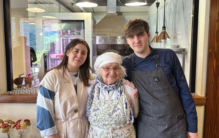 Nonna Anna Borrello con i nipoti Anna Laura, bril