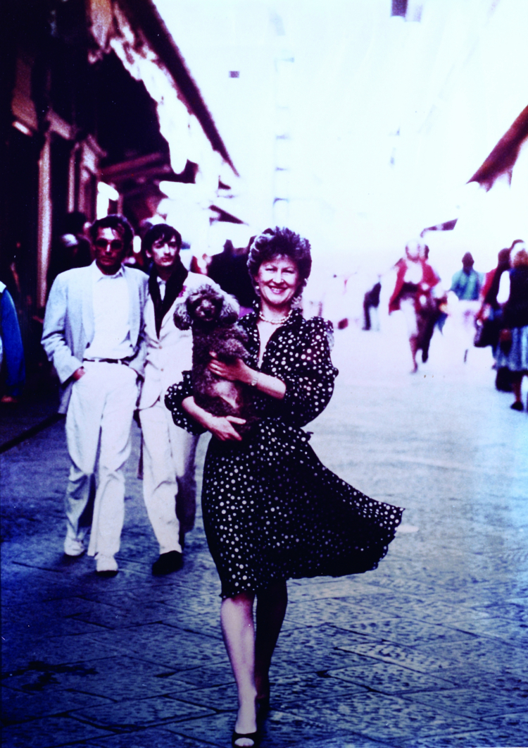 Annie sul Ponte Vecchio nel 1982, con la sua Canaille
