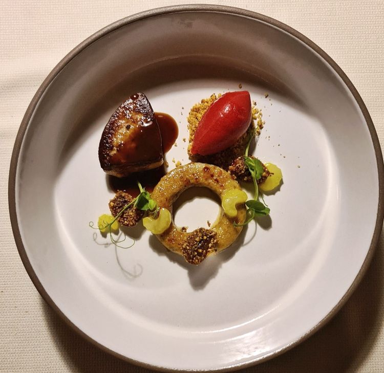 French Cuisine: scaloppa di foie gras con gelato alla ciliegia e sedano rapa arrostito
