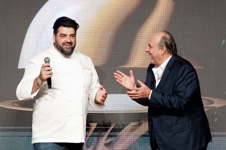 Antonino Cannavacciuolo, che ha firmato il menu della serata (vedi sotto i piatti) sul palco col presentatore Gerry Scotti, che è anche produttore dei vini utilizzati per il pairing
