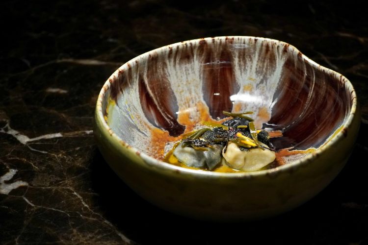 Un coniglio al mare: ravioli di diverse tipologie di farine e farciti con un ragù di coniglio come fosse un coniglio alla cacciatora (coscia e spalle in infusione in acqua di mare, mantecati con jus di coniglio e crema di anemoni di mare). In superficie, cuori di mare, simili alle vongole, panati con pane e nero di seppia. Infine finocchio di mare in conserva e alga percebe
