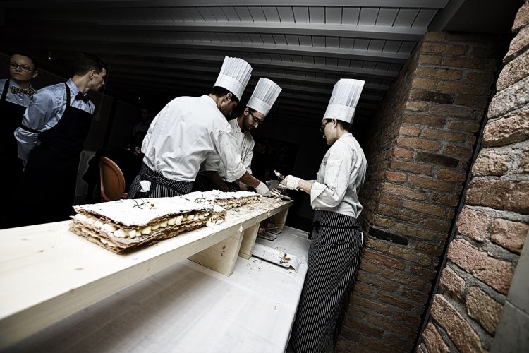 Pastry chef al lavoro, all'Antica Osteria Cera