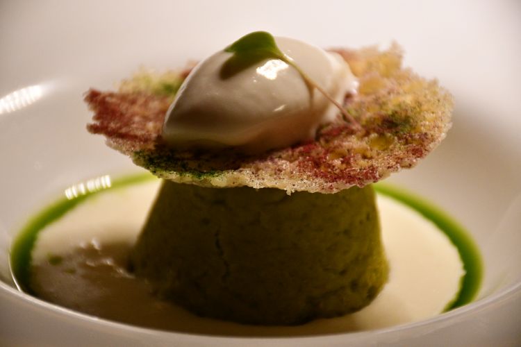 Flan di bisi di Borso su fonduta di Morlacco con olio al basilico e gelato al parmigiano: una delle proposte del ristorante All'Antico Girone