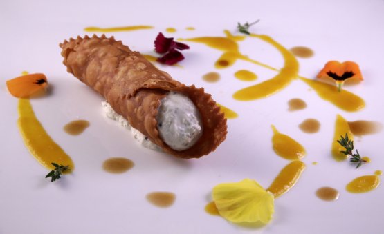 Un nuovo piatto della Preceruti: Cannolo salato ripieno di zincarlin, crema di zucca e olio alla cannella (lo zincarlin è una ricotta salata tipica della Valle Intelvi)