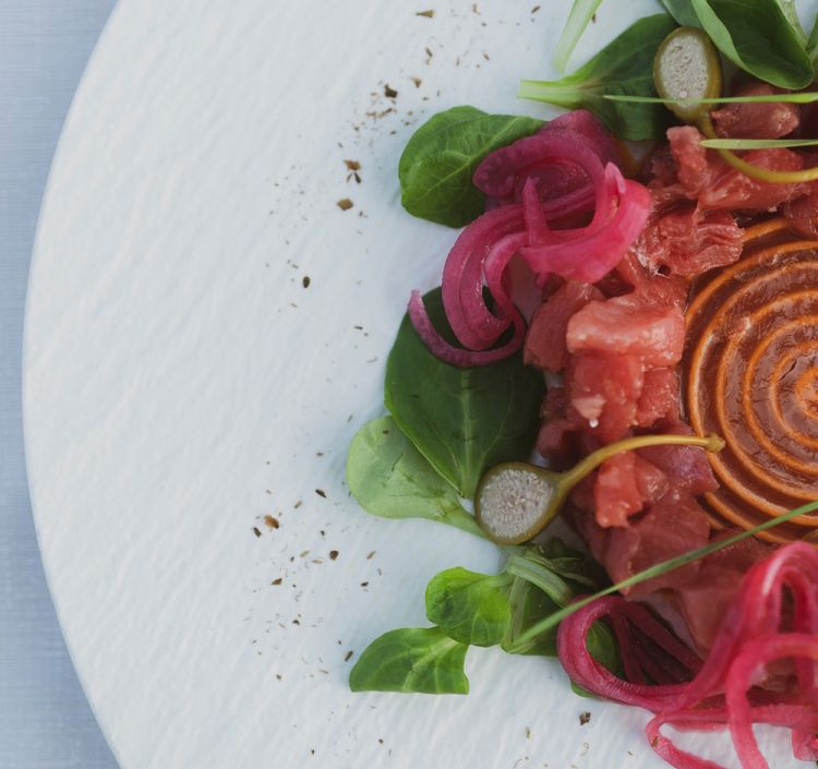 Tartare di tonno rosso con guacamole, pomodoro, avocado, capperi e cipolla di Tropea