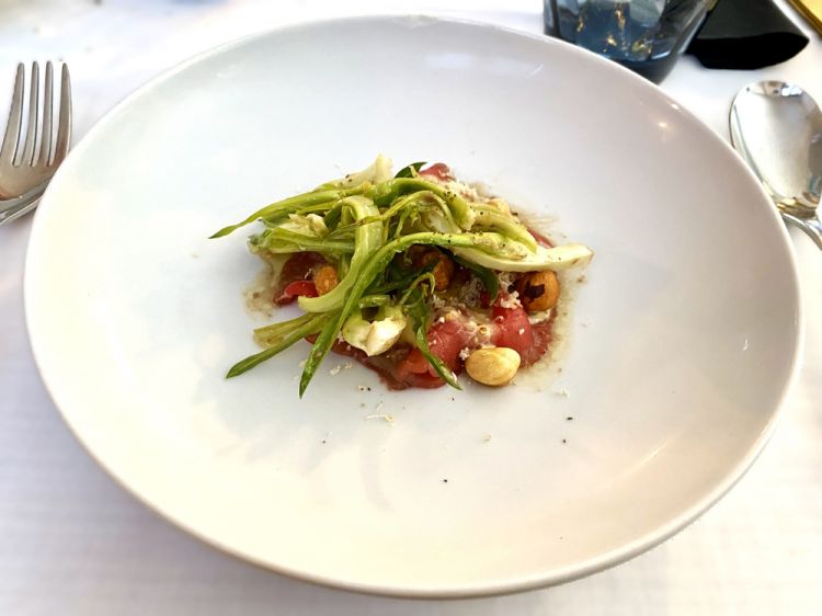 Carpaccio di manzo, puntarelle alle acciughe, rafano, nocciole e maionese alla senape
