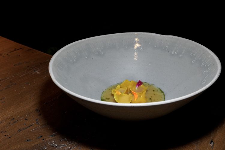 Tortellini ripieni di razza, ristretto di razza all'alloro