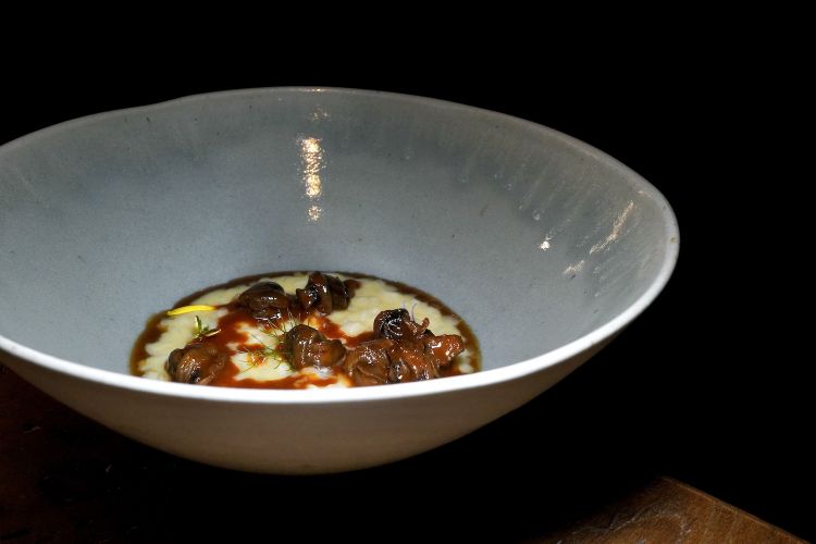 Risotto al Parmigiano Reggiano 24 mesi, cacciucco di chiocciole in umido, limone candito. Il riso viene dal Grossetano, una chicca
