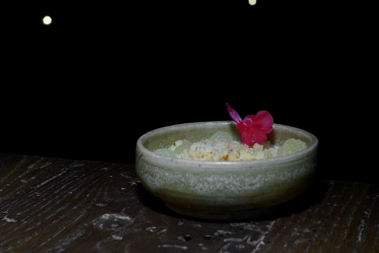 Spuma allo yogurt, gelatina di frutta fresca, crumble alla vaniglia