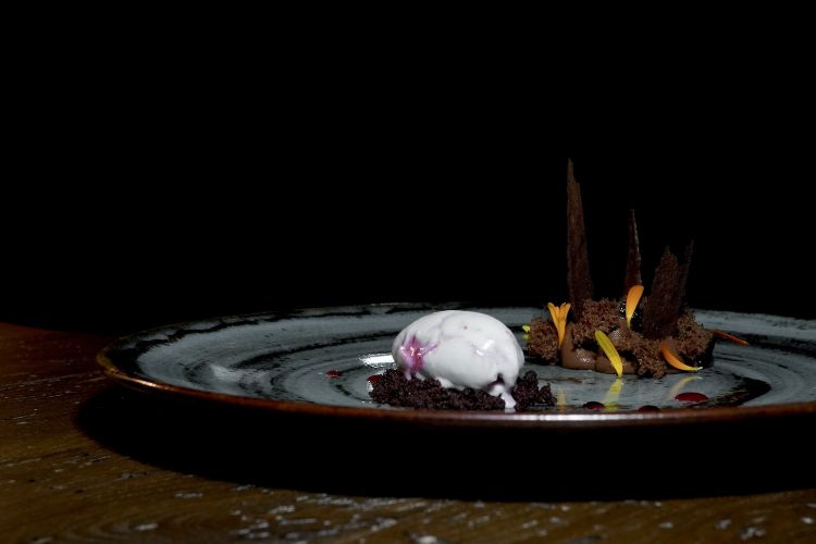 Cioccolato e fava tonka: mousse al cioccolato 63% Madagascar, fava tonka, spugna al cacao, gel al lime, crumble al cioccolato, gelato variegato all'amarena