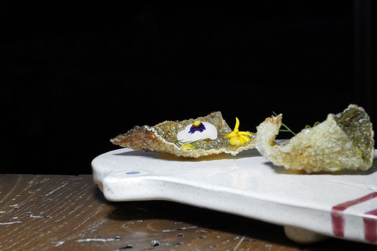 Pelle croccante di trota, maionese al curry