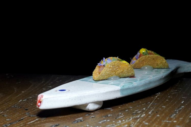 Tacos di mais con gambero biondo di Viareggio e la sua bisque